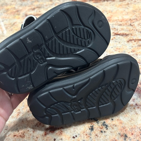 Uggs kids black sport yeah sandal size toddler 6 - Picture 3 of 4